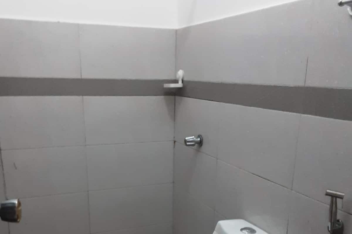 Regadera, pantuflas, bidet, toallas