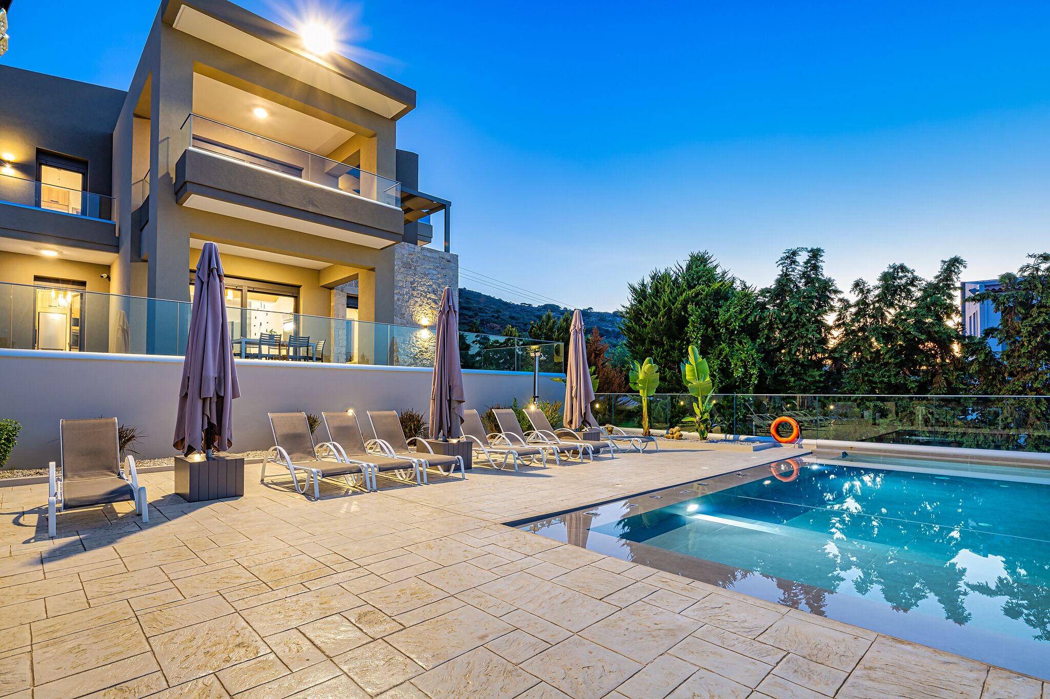 Una piscina al aire libre