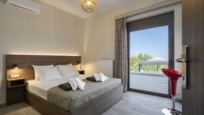 Moderni hotellihuone, jossa on suuri sänky, yöpöydällä olevat lamput, punainen tuoli ja näkymä ulos.