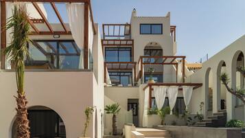 Boendets fasad - kväll/natt