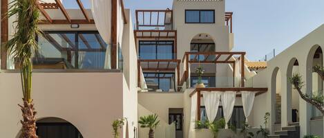 واجهة المنشأة - في المساء/الليل