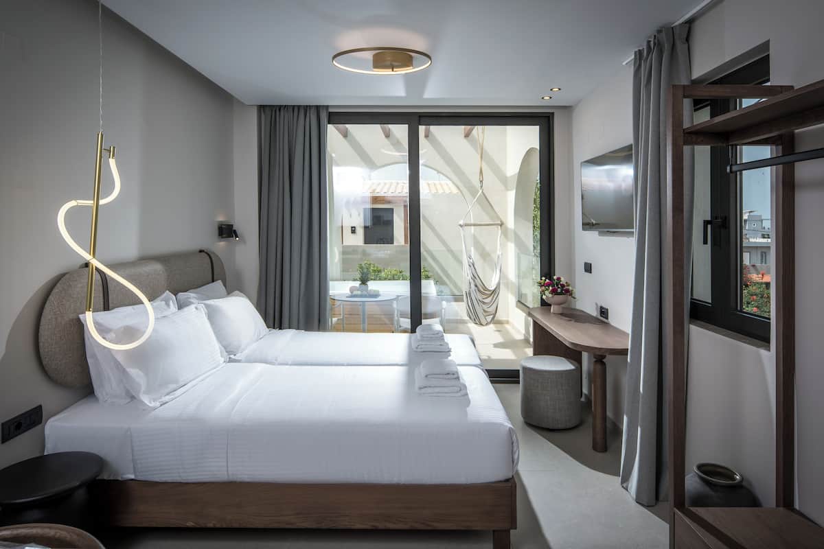 1 bedroom, hypo-allergenic bedding, desk, laptop workspace