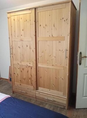 1 bedroom, desk, iron/ironing board, free WiFi
