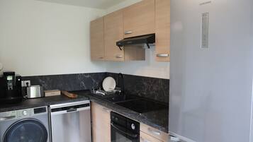 Réfrigérateur, micro-ondes, four, plaque de cuisson