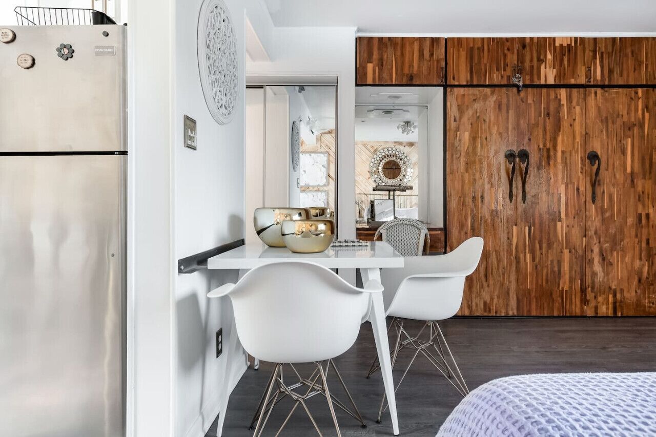 Desk, iron/ironing board, WiFi, bed sheets