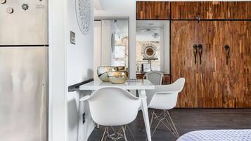 Desk, iron/ironing board, WiFi, bed sheets