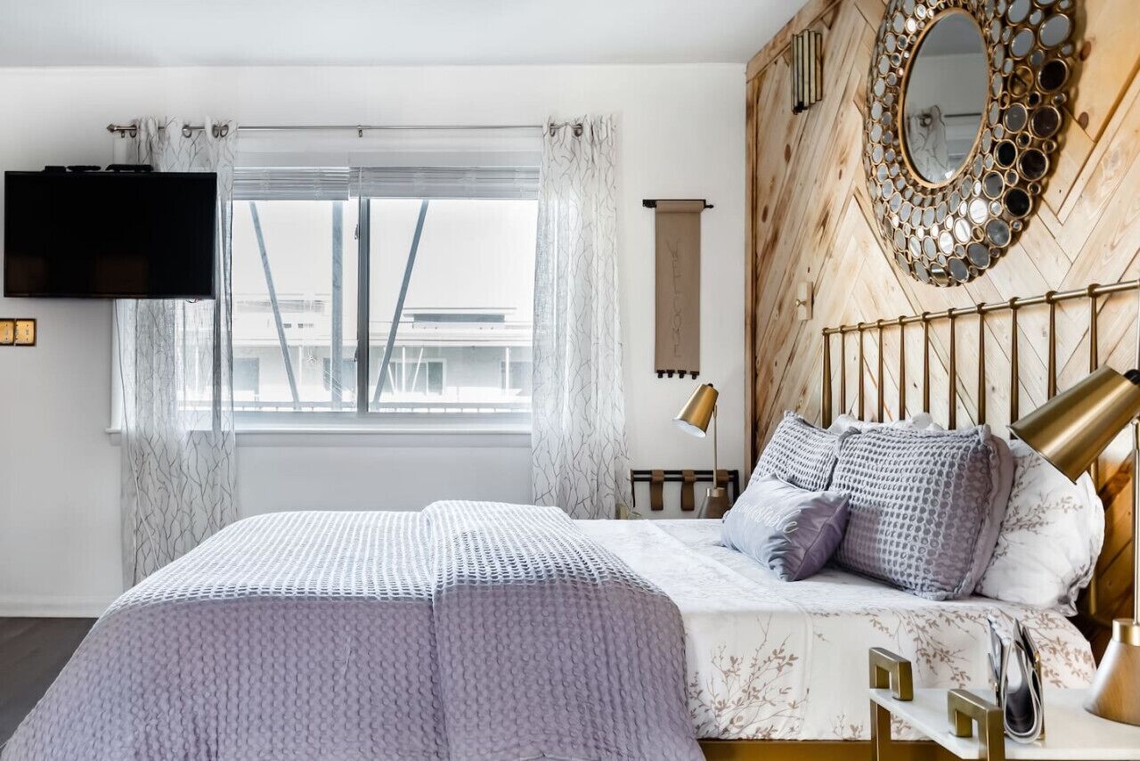 Escritorio, tabla de planchar con plancha, wifi y ropa de cama 