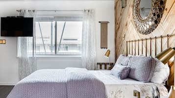 1 bedroom, desk, iron/ironing board, WiFi