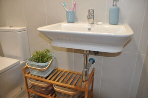 Douche, sèche-cheveux, serviettes fournies, savon