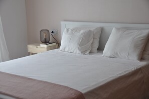 2 chambres, fer et planche à repasser, Wi-Fi, draps fournis