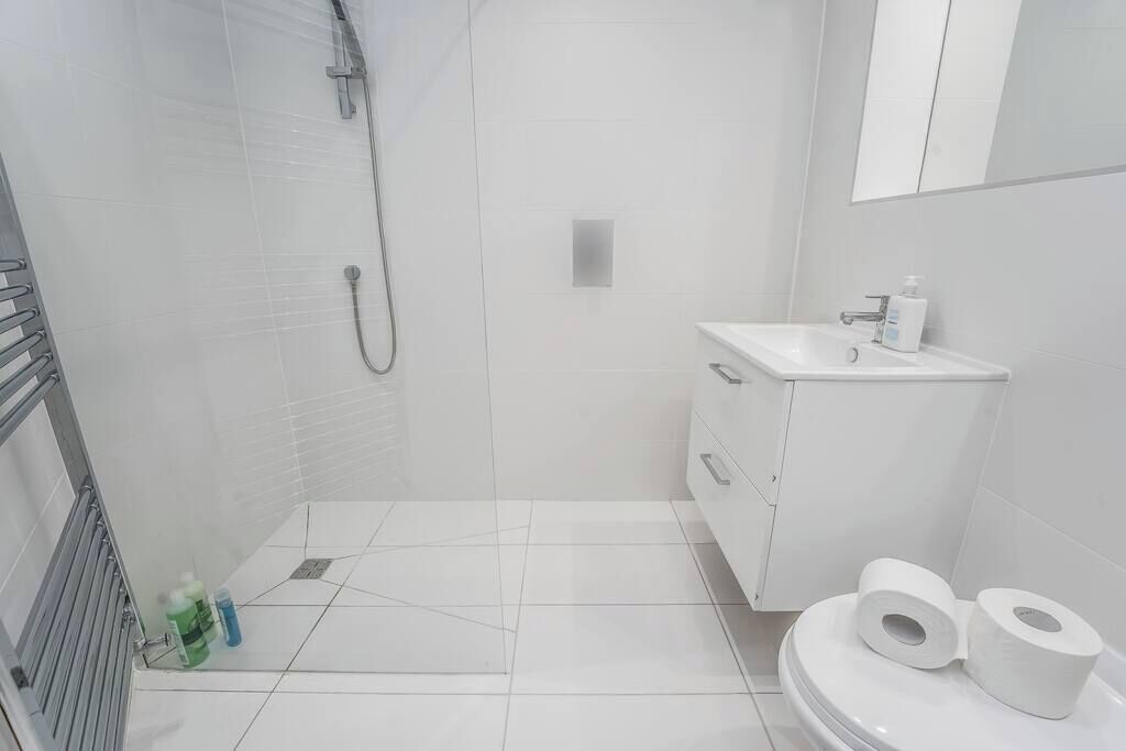 Dusj, hårføner og sjampo