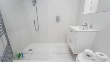 Dusj, hårføner og sjampo