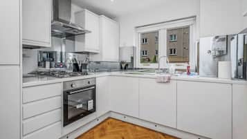 Kjøleskap, mikrobølgeovn, ovn og kokeplater