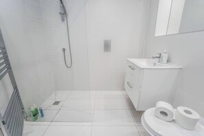 Douche, sèche-cheveux