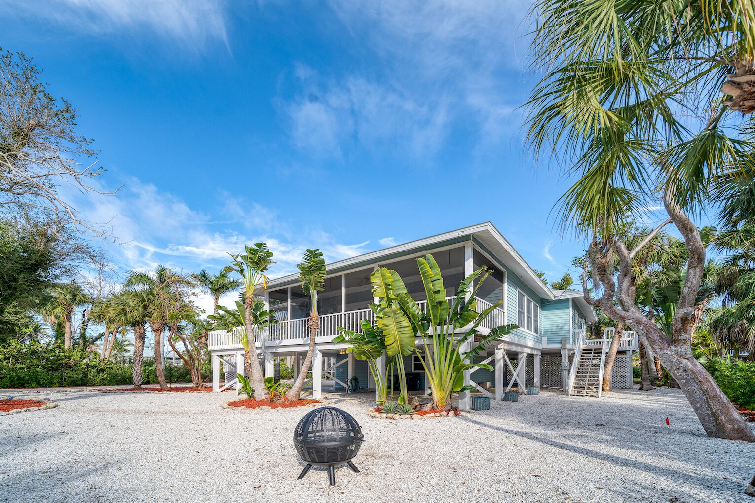 Serenity Palms: Beautifully Updated 3BR Modern, Coastal Pool Home