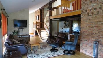 Casa básica | Área de sala de estar | Televisión de 36 pulgadas con canales por cable y chimenea