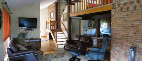 Rumah Basic | Area keluarga | Televisi 36-inci dengan saluran TV kabel dan perapian