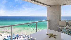 Un balcón con vista a la playa y al océano.