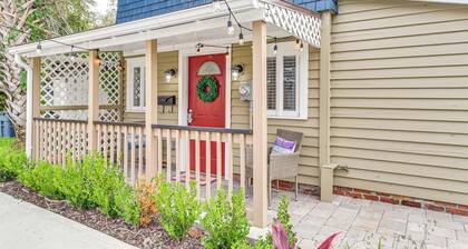 Cozy Jacksonville Cottage, Walkable Location!