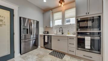 House (3 Bedrooms) | Private kitchen | Coffee/tea maker, paper towels