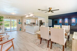 Interior - Bradenton Paradise: Pool, Patio & Putting Green! (Bradenton)