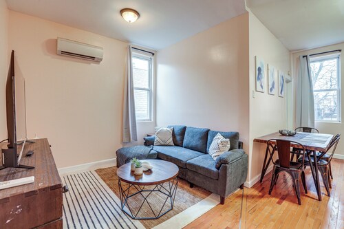 Comfy Bayonne Townhome ~ 11 Mi to NYC Attractions