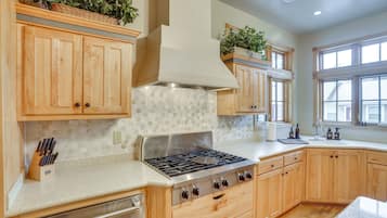 Villa (Multiple Bedrooms) | Private kitchen | Cookware/dishes/utensils, paper towels