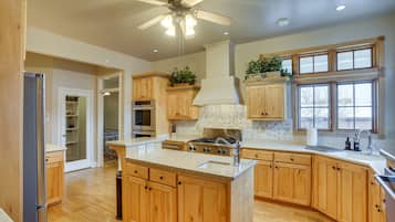 Villa (Multiple Bedrooms) | Private kitchen | Cookware/dishes/utensils, paper towels