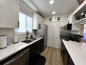 冷蔵庫、電子レンジ、オーブン、コンロ