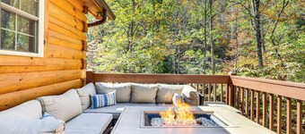 Wardensville Cabin w/ Hot Tub, Creek & Fire Pit!