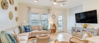 Steps to Beach: Pet-friendly Crystal Beach Home
