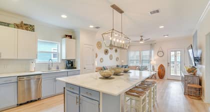 Family-friendly Crystal Beach Home: Steps to Beach