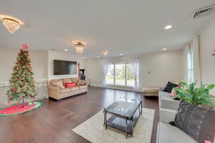 House (5 Bedrooms) | Interior