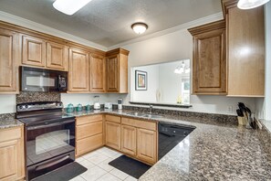 Apartment (3 Bedrooms) | Private kitchen | Dishwasher, paper towels - Ideally Located Gulfport Condo < 1 Mi to Beach! (Gulfport)