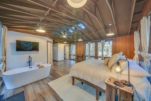 Bonners Ferry Cabin w/ Wraparound Deck & Views!