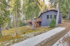 Interior - Bonners Ferry Cabin w/ Wraparound Deck & Views! (Bonners Ferry)