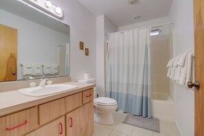 House (5 Bedrooms) | Interior