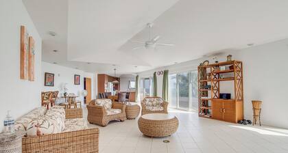 Oceanfront Keaau Gem: Ocean & Sunrise Views, Pool