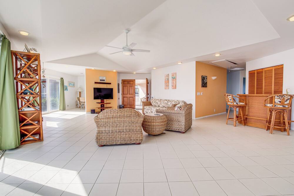 Oceanfront Keaau Gem: Ocean & Sunrise Views, Pool - Hilo Bay, HI