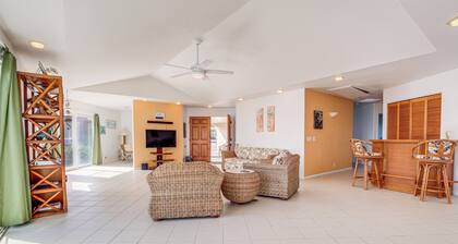 Oceanfront Keaau Gem: Ocean & Sunrise Views, Pool