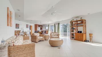 House (5 Bedrooms) | Interior