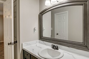 House (3 Bedrooms) | Bathroom - Secluded Hazel Green Home w/ Yard! (Hazel Green)