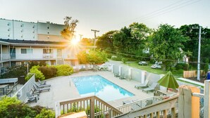Ett hotell med en swimmingpool, utomhusplats och utsikt över den omgivande naturen.