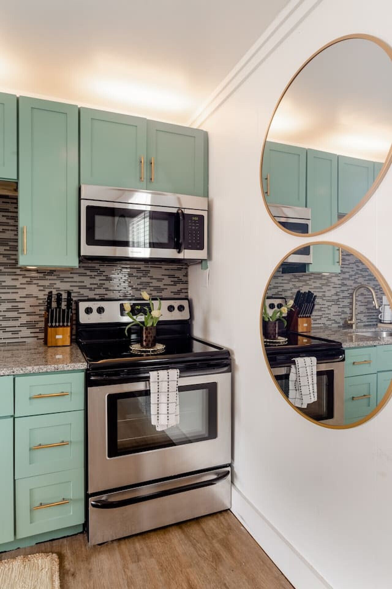 Kjøleskap, kaffetrakter/tekoker og kjøkkenutstyr