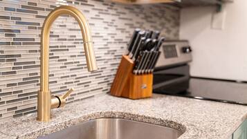 Kjøleskap, kaffetrakter/tekoker og kjøkkenutstyr