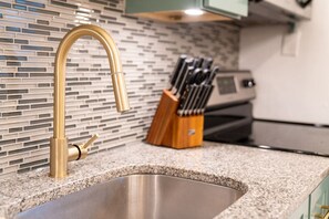 Refrigerador, cafetera y tetera y utensilios de cocina 