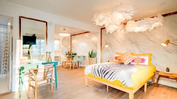 Skrivebord, strykejern/-brett og wi-fi