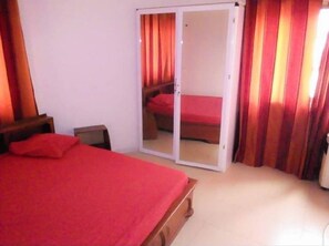 2 عدّة غرف نوم ومكواة/لوح كي وملاءات أسرّة