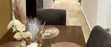 3 室のベッドルーム、アイロン / アイロン台、旅行用ベビーベッド、WiFi (無料)