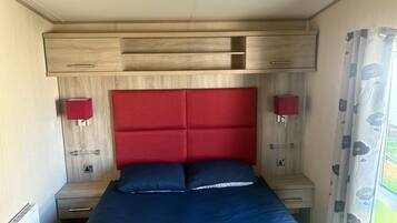 2 slaapkamers, een strijkplank/strijkijzer, reisbedje, gratis wifi